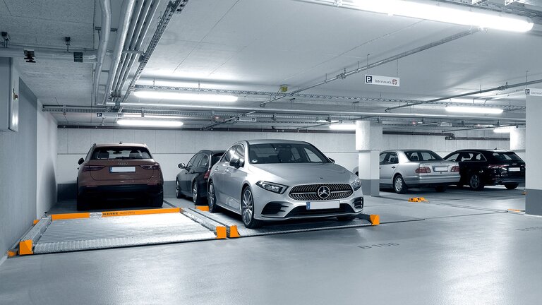 Tiefgarage, halbautomatisches Parksystem, moderne Fahrzeuge